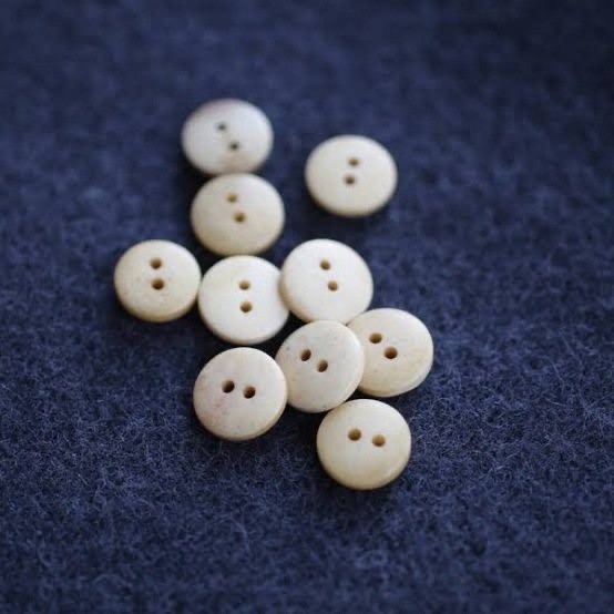 Factory wholesale 4 hole round ox bone buttons custom real buffalo bone button for coat blazer and for shirts and jeans