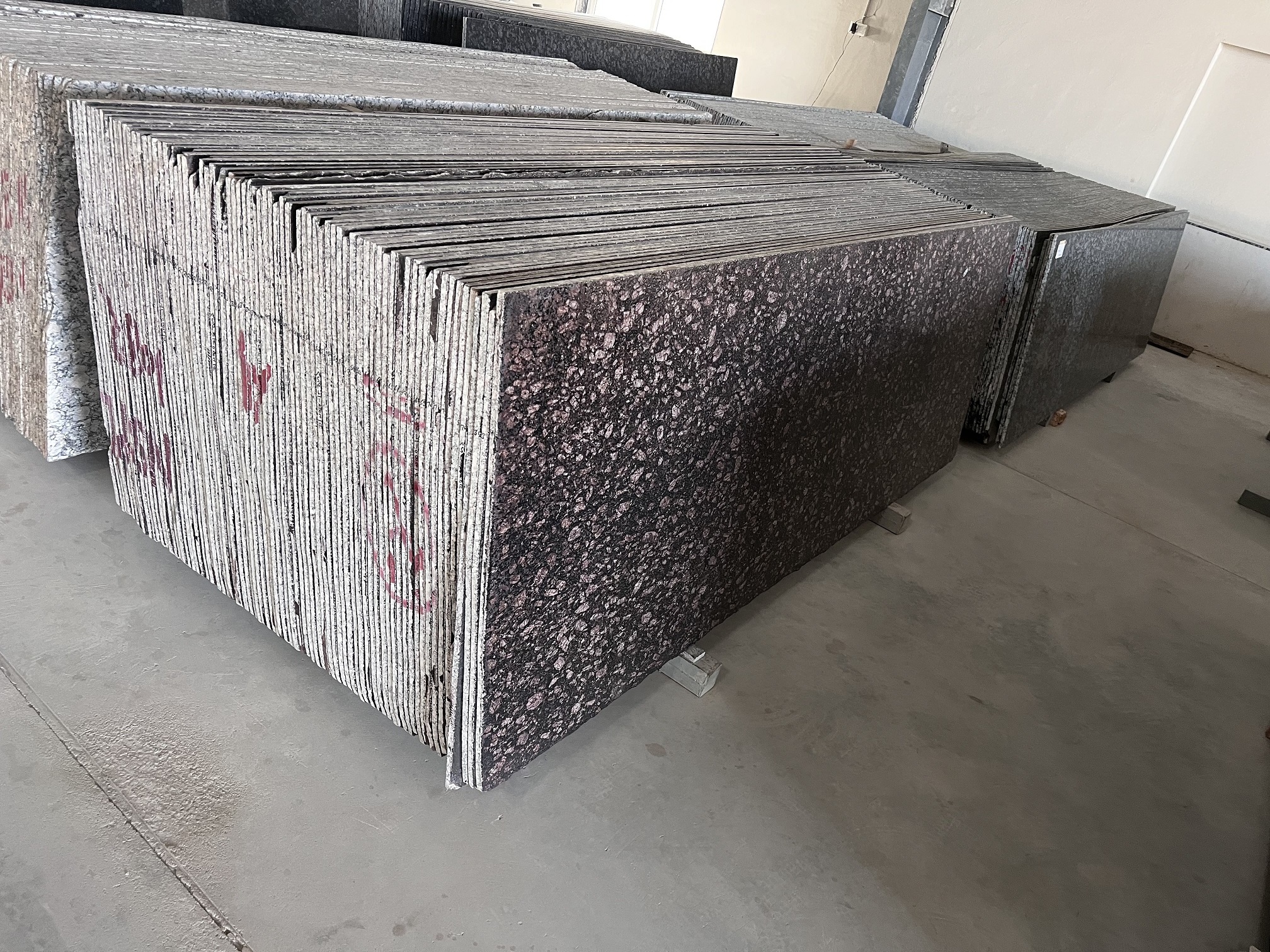 Direct Trade Popular Pick North Granite Brown Pearl Lapatro Porcelain Granite for Wall at Reasonable Price Ready from India