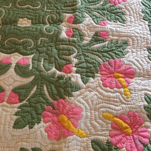 100% Hand Embroidered Hawaiian Quilts Pink Hibiscus Green Baby Blanket Handwoven Quilts with Intricate Embroidery Wholesale