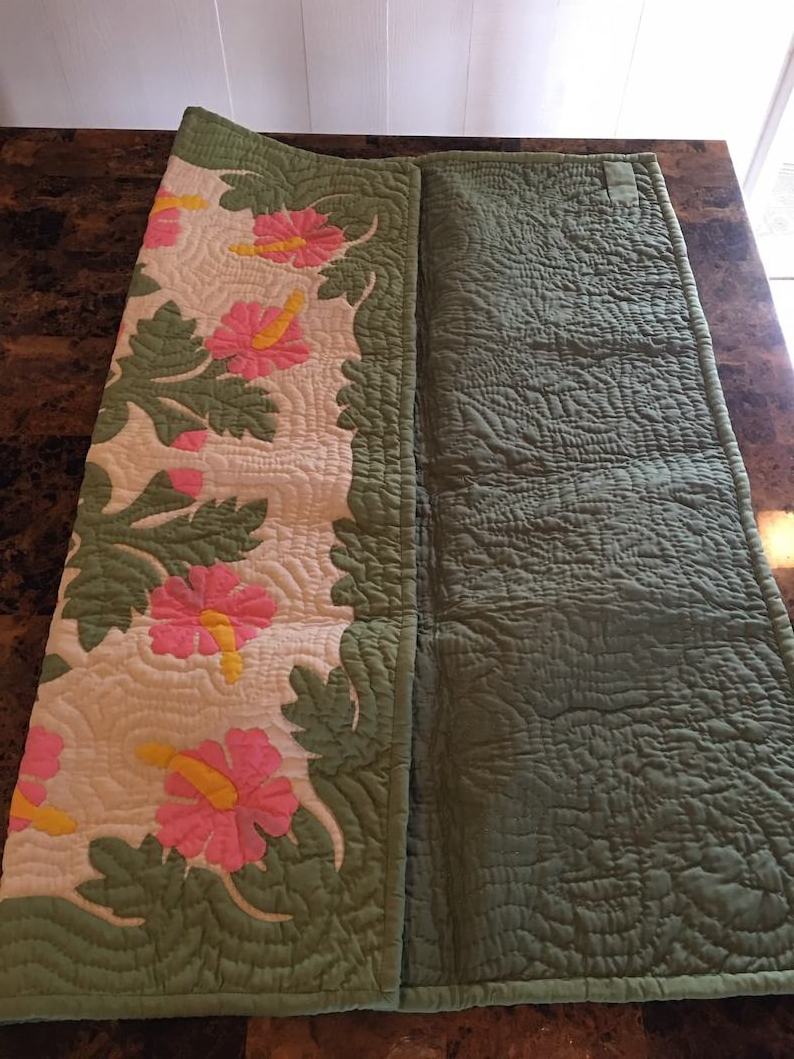 100% Hand Embroidered Hawaiian Quilts Pink Hibiscus Green Baby Blanket Handwoven Quilts with Intricate Embroidery Wholesale