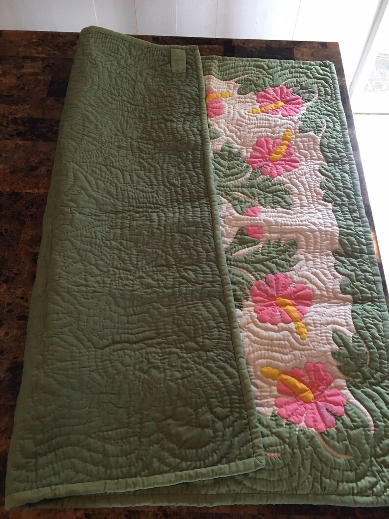 100% Hand Embroidered Hawaiian Quilts Pink Hibiscus Green Baby Blanket Handwoven Quilts with Intricate Embroidery Wholesale