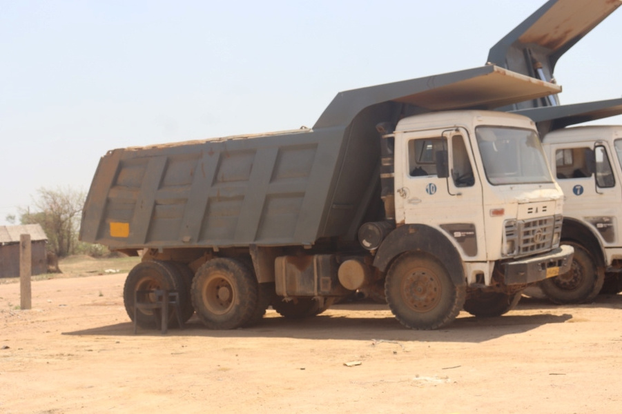 Best Deal 2023 Heavy Duty Tipper Truck with 6 Tiers & High Grade Metal Made High Capacity Trucks by Exporters