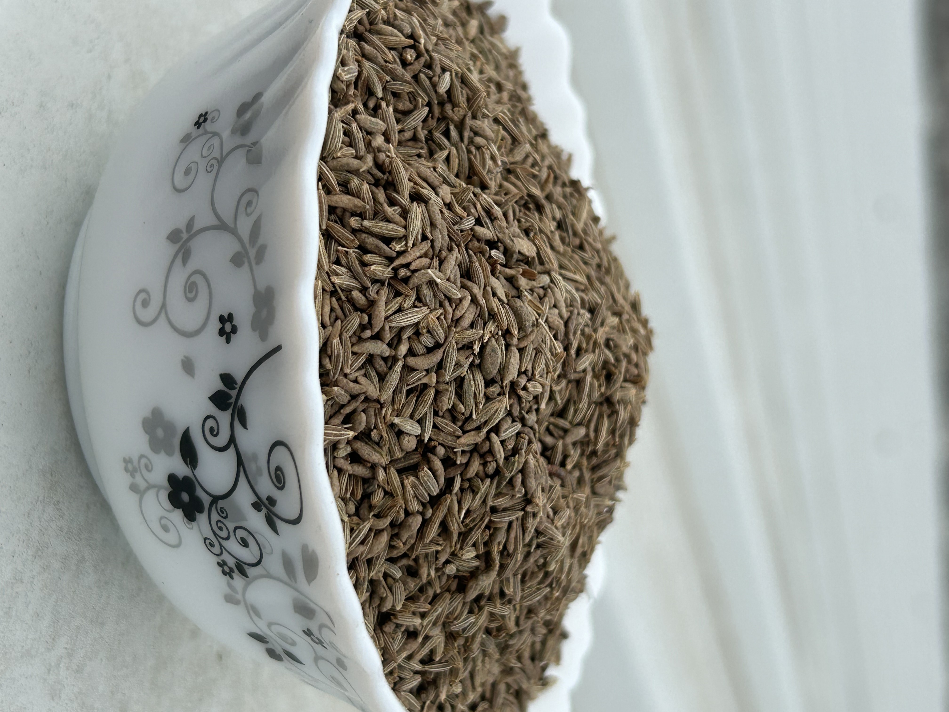 Customized packing Indian cumin seeds jeera 99% purity at wholesale price to bulk importers.