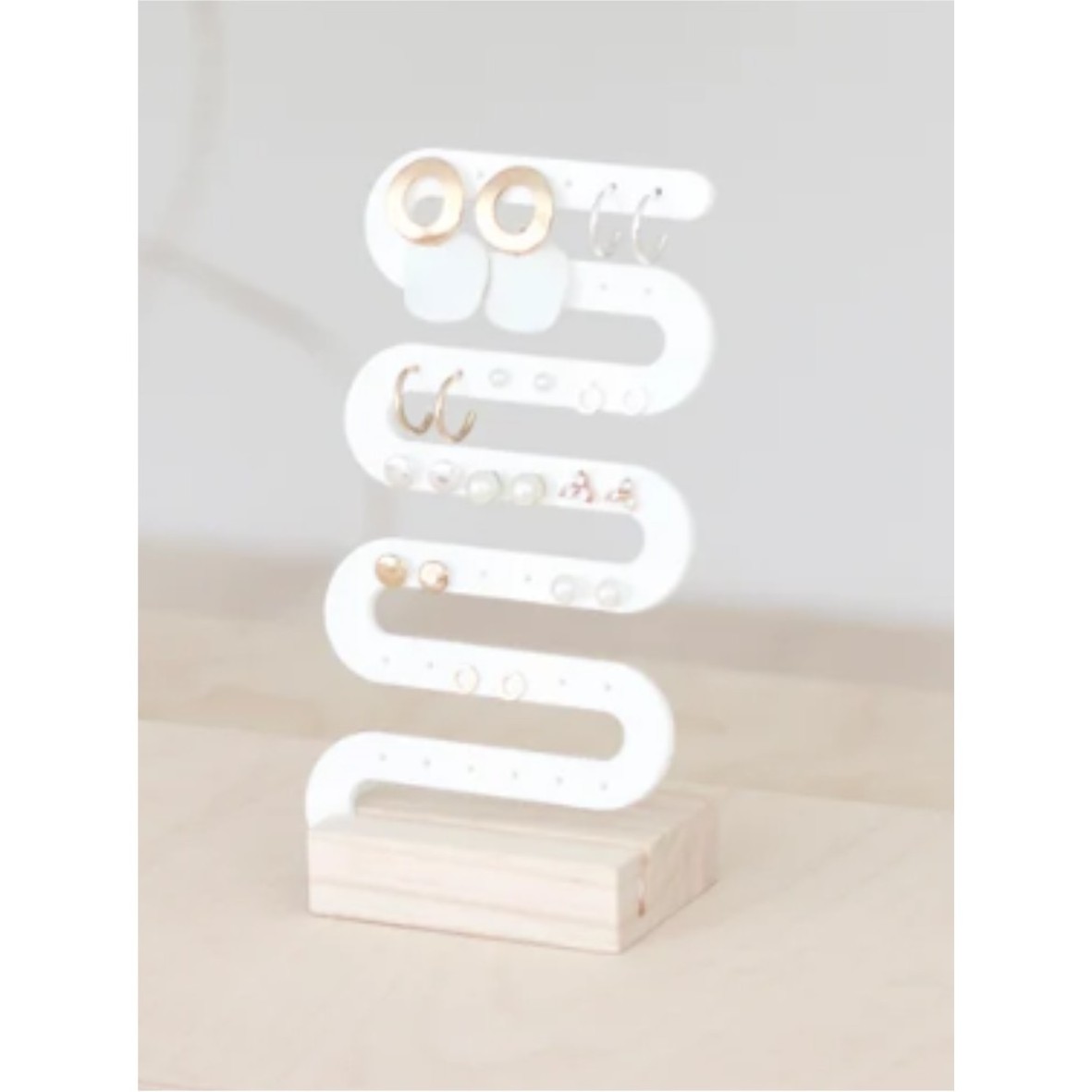 Amazing Style Acrylic zig Zac Earring holder With Wooden Base Customized modern jewelry display holder for cosmetic & showroom