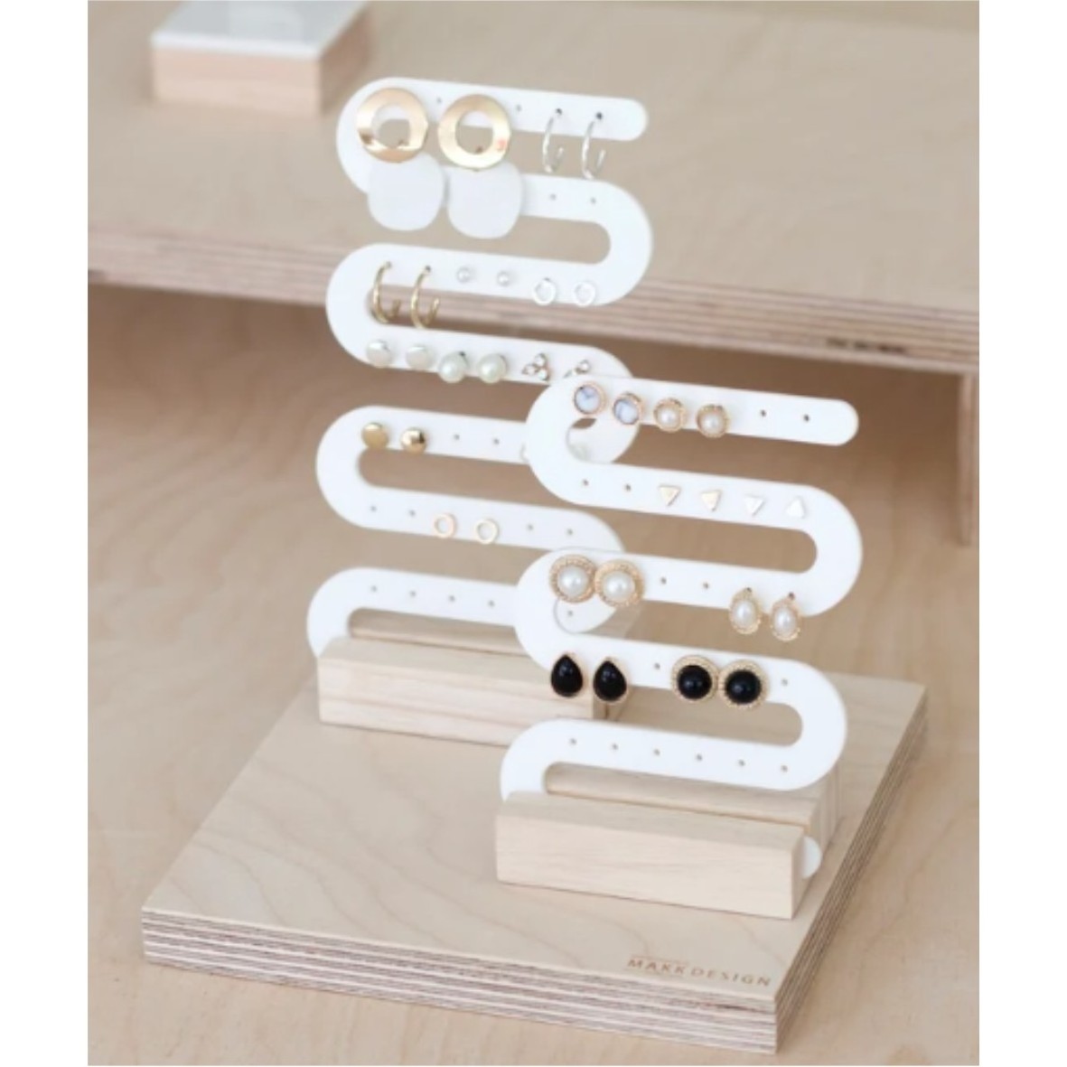 Amazing Style Acrylic zig Zac Earring holder With Wooden Base Customized modern jewelry display holder for cosmetic & showroom