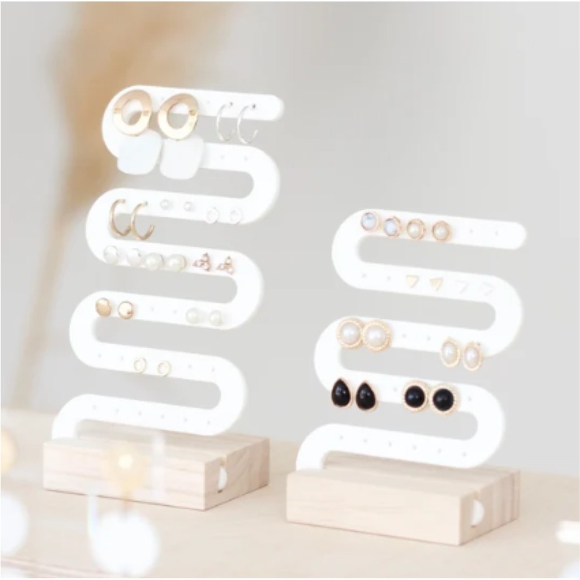 Amazing Style Acrylic zig Zac Earring holder With Wooden Base Customized modern jewelry display holder for cosmetic & showroom