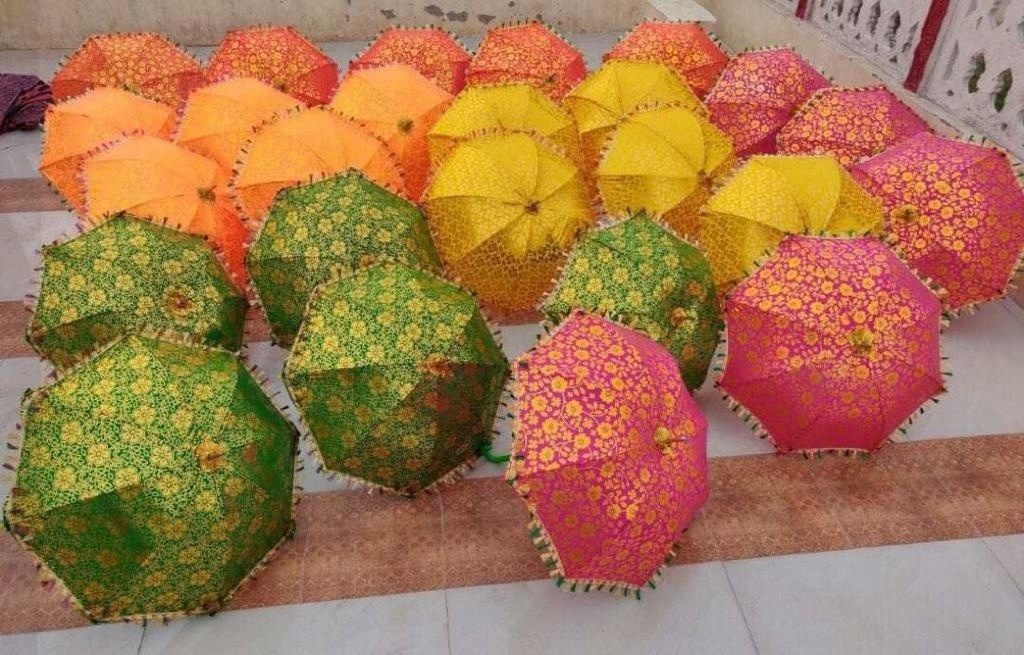 Indian Beautiful Golden Printed Silk Decorative Umbrella Sun Protection Shade Parasol for Indian Wedding Party Christmas Decor