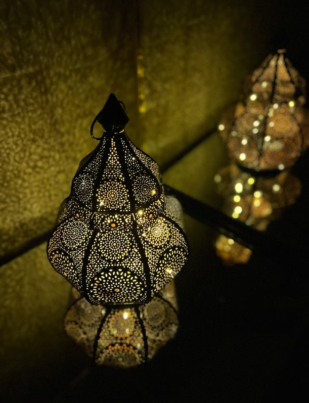 Wholesale Designer Unique Metal Handmade Etching Design Decorative New Design Moroccan Lantern For Decoration Home