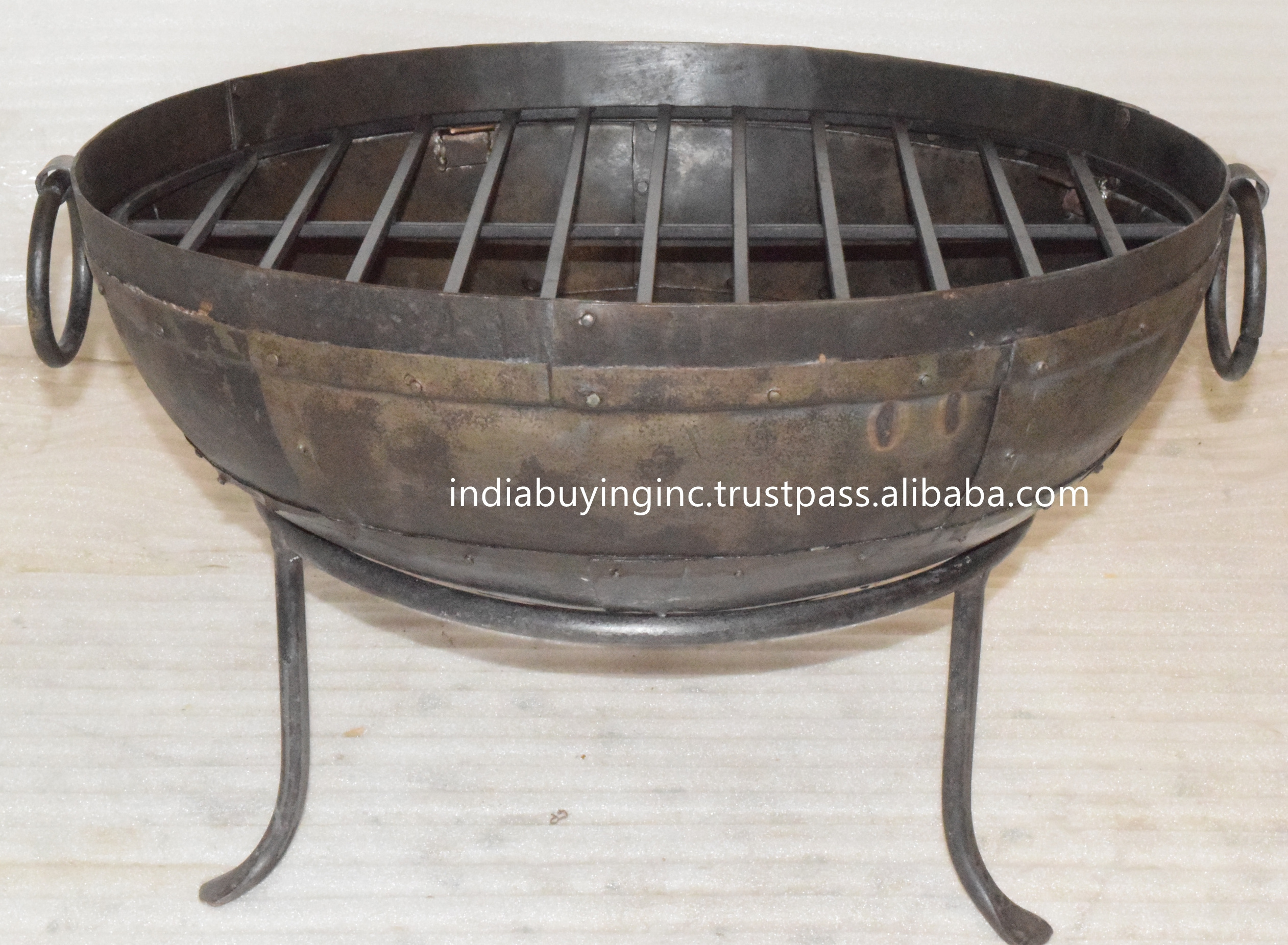 Industrial Vintage Furniture Antique Indian Look Black Metal Fire Pit Center Bone Fire with Stand for Hotel Bar and Restaurant