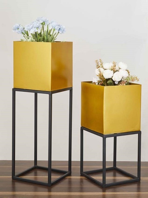 Modern Indian Wholesaler At affordable Metal Square Gold Planter with Black Stand For Hotel/Restaurants/Office/Home Garden Decor