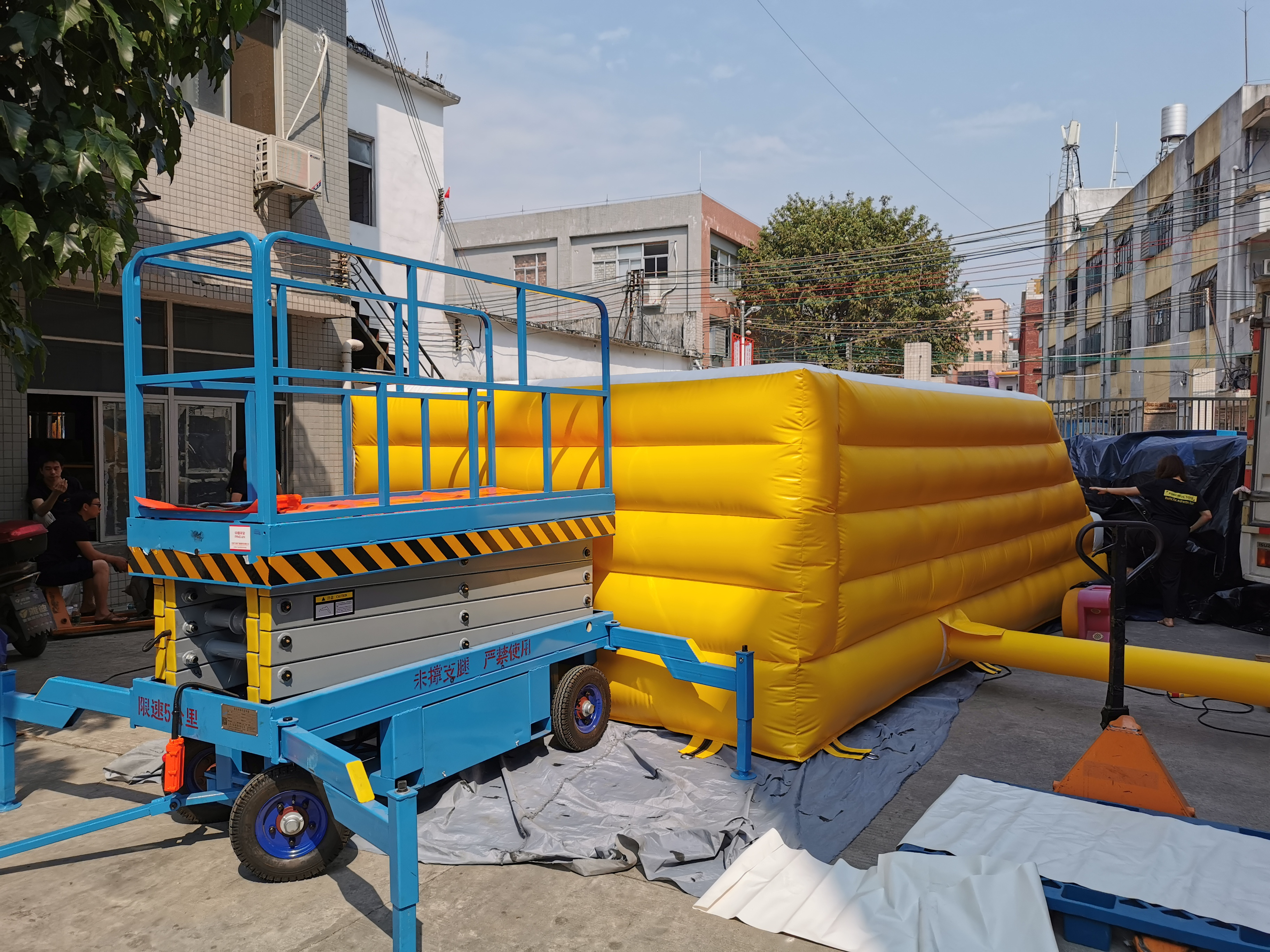 Bouncing trapeze inflatable blob airbag for Trampoline park