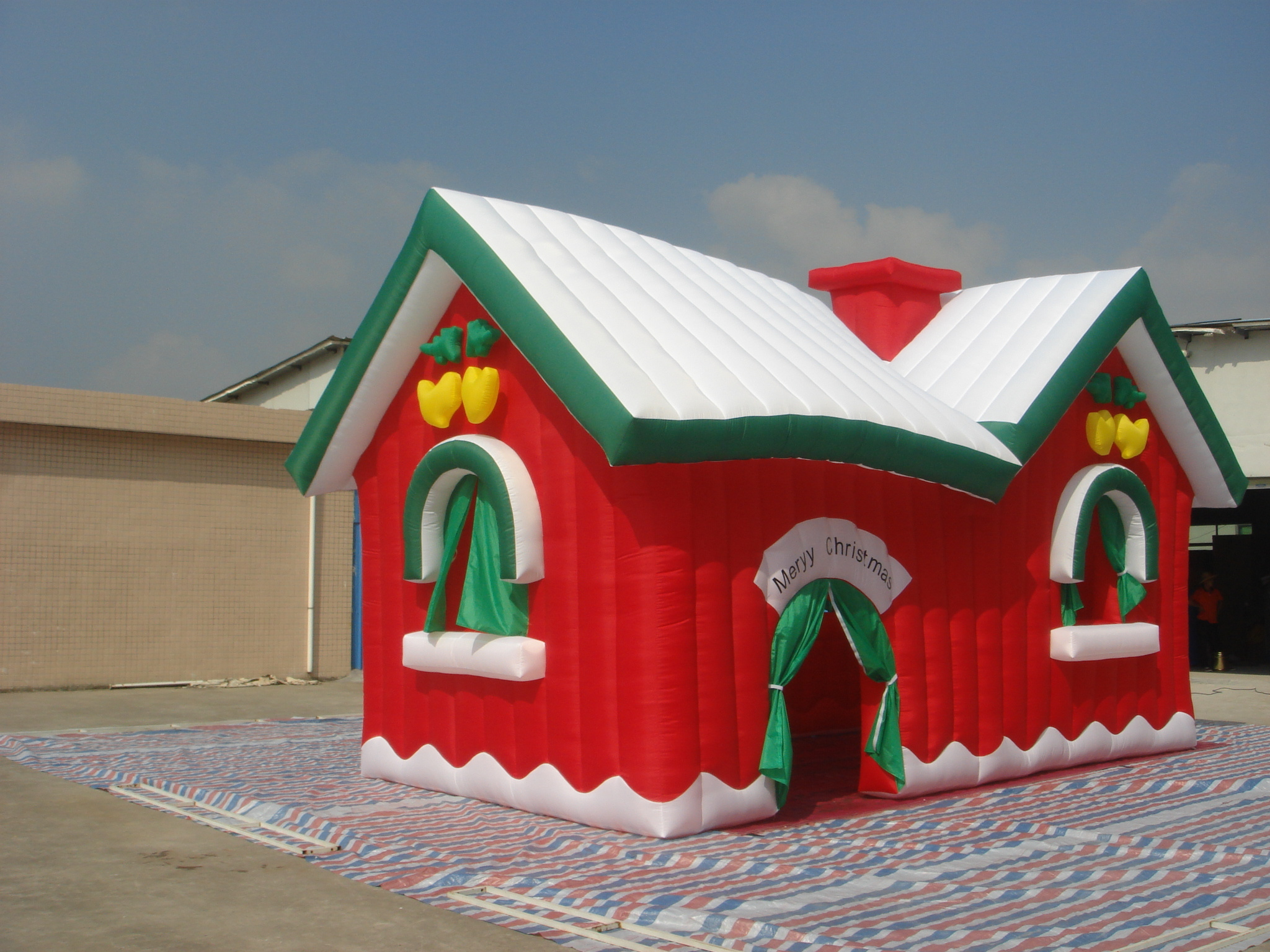 Outdoor festival inflatable Christmas Santa house garden decoration inflatable giant Christmas structure for sale