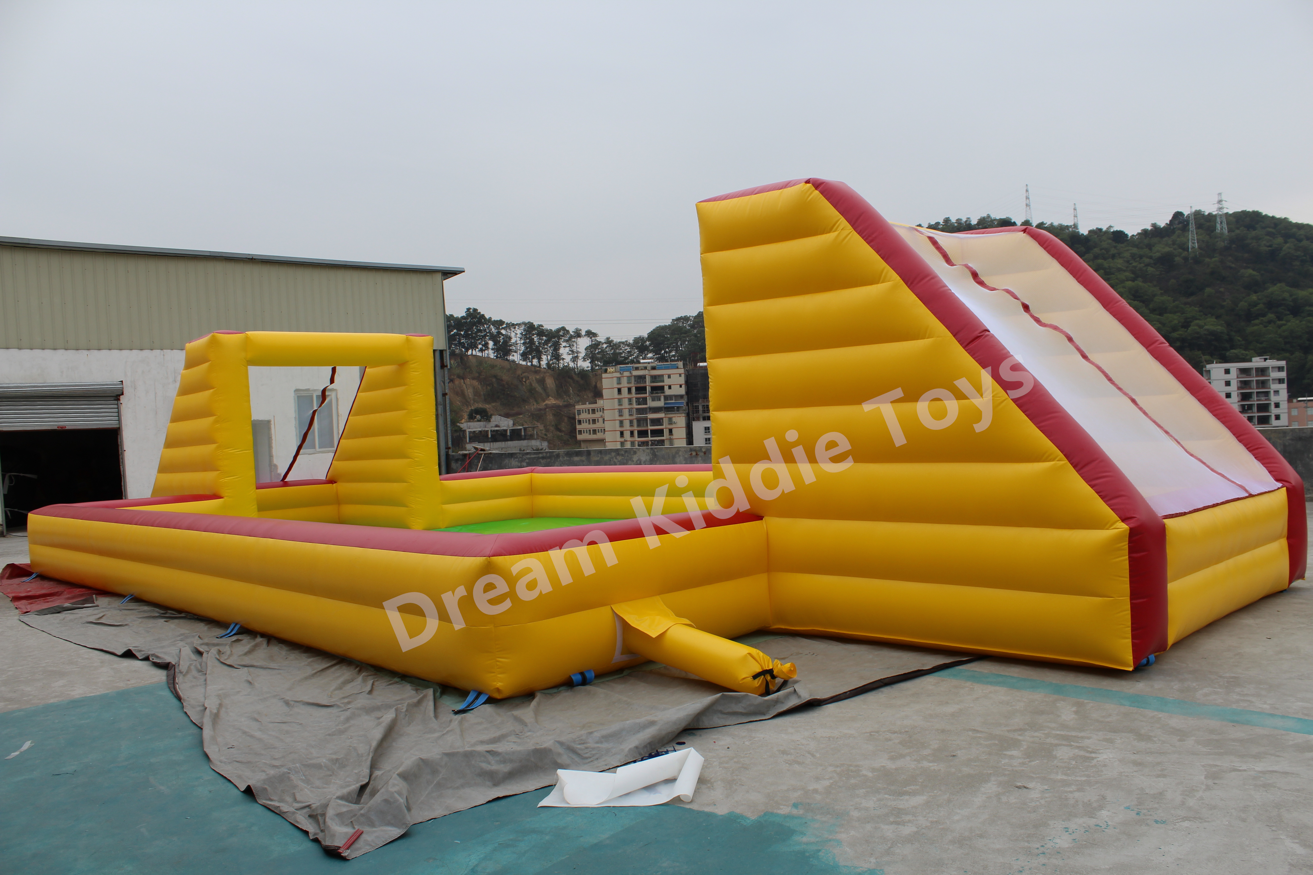 Commercial slip n slide inflatable human football pitch giant bouncy football pitch