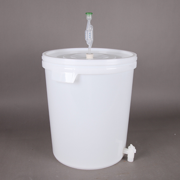 China home beer brewing container 30L plastic wine barrel with spigot