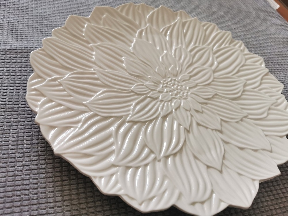 Wholesale wedding tableware white ceramic charger plates irregular hydrangea flower shape crockery for wedding