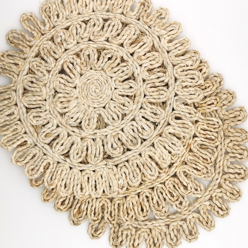 Wholesale cheap natural plastic disposable charger plates scalloped wedding rattan plate charger