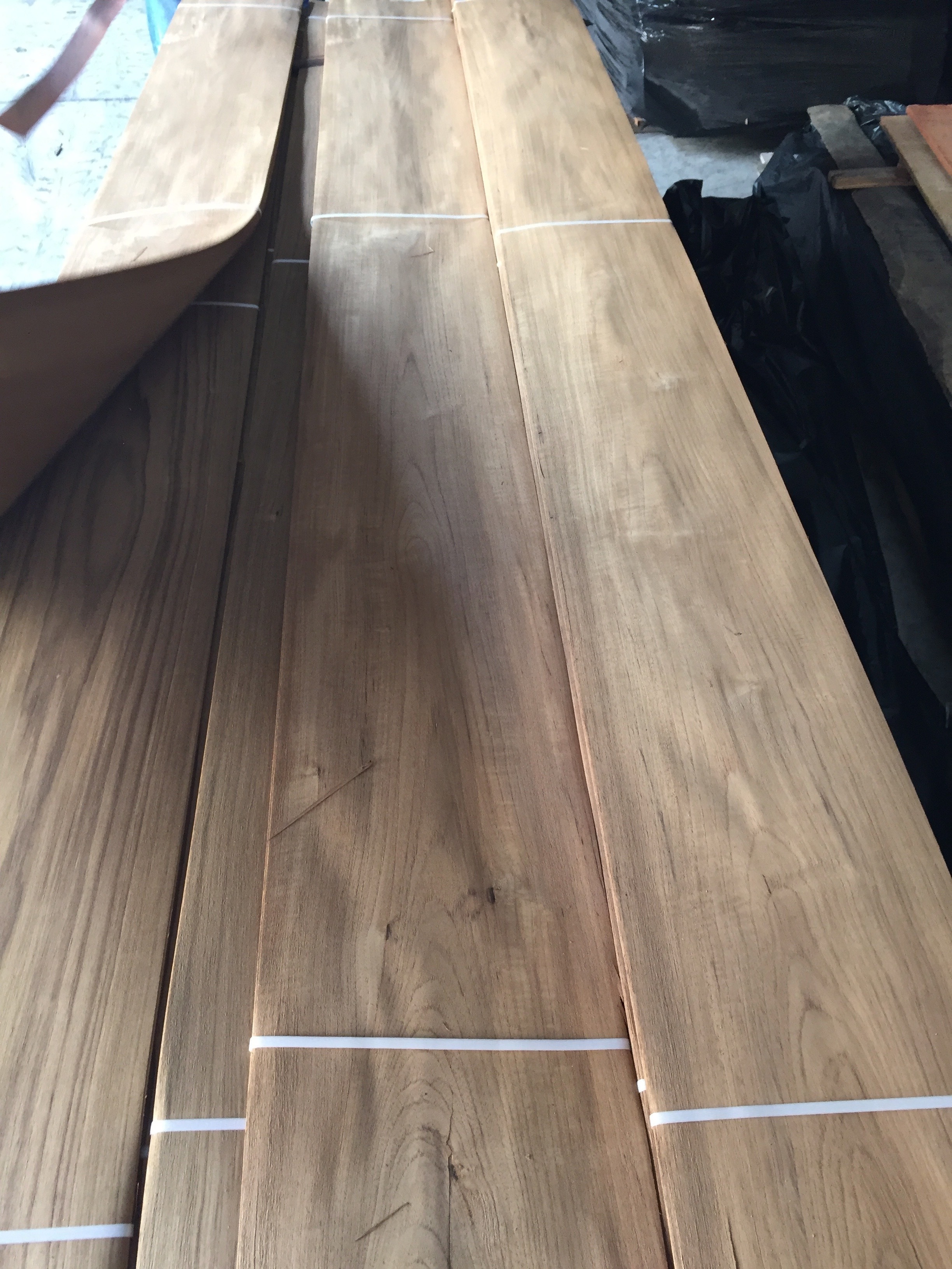 Crown Cut Myanmar Teak Wood Veneer for Furniture