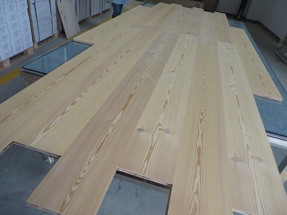 Unfinished Larch Multi-layers Engineered Wood Flooring 12mm Thick, Square Edge, No Bevel, Brushed