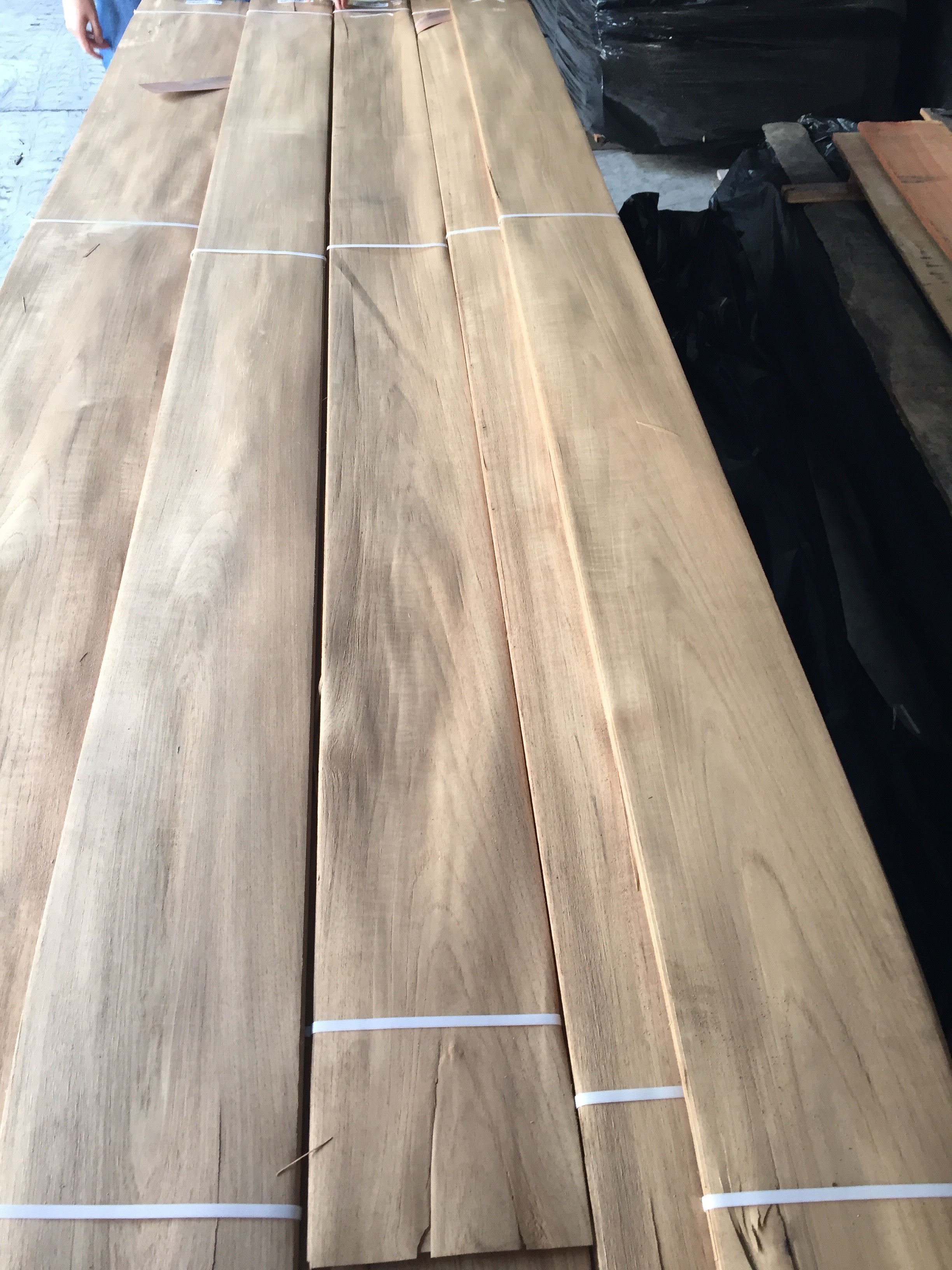 Crown Cut Myanmar Teak Wood Veneer for Furniture