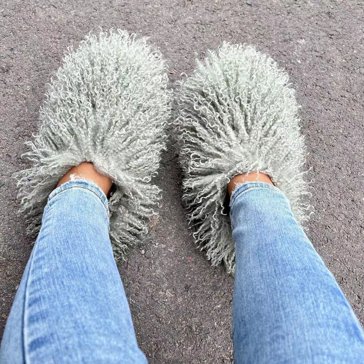 Hot Selling New Arrivals Plush Slides Fuzzy Mongolian Sheepskin Ladies Fluffy Indoor Home Fashion Curly Fur Slippers For Women