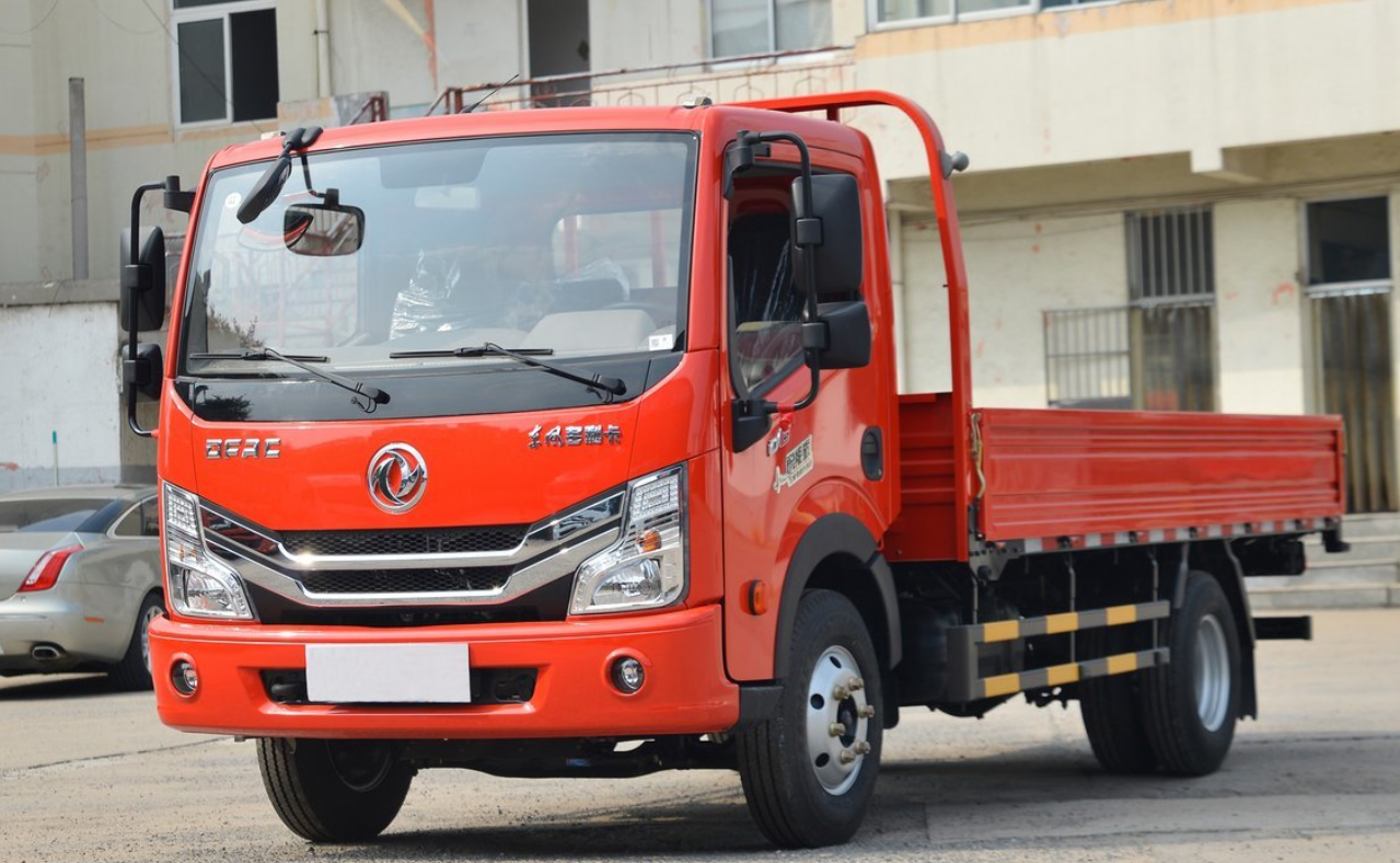 Hot sale 6 tons Dongfeng 4x2 light truck for cargo transport