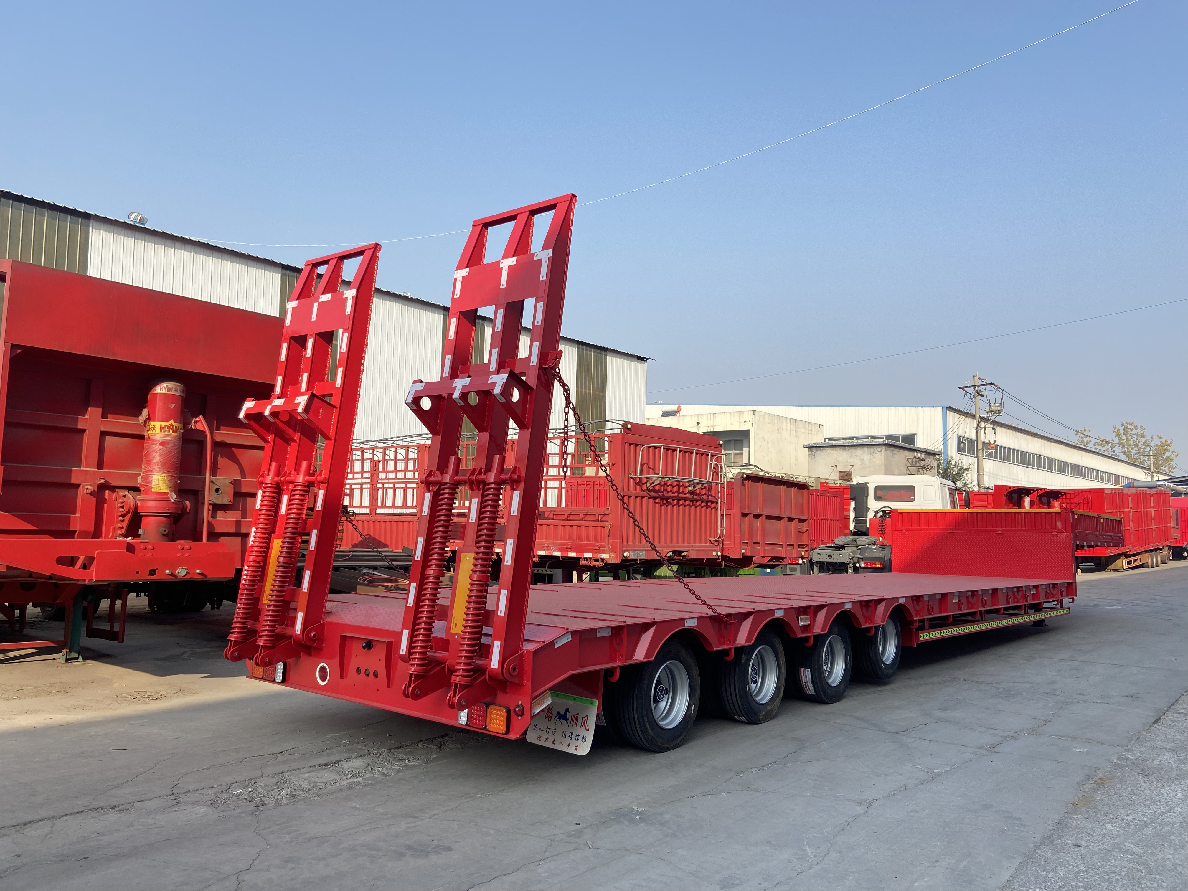 Factory price 80 tons lowbed semi trailer 4 axle truck low flatbed trailer with Mechanical ladder