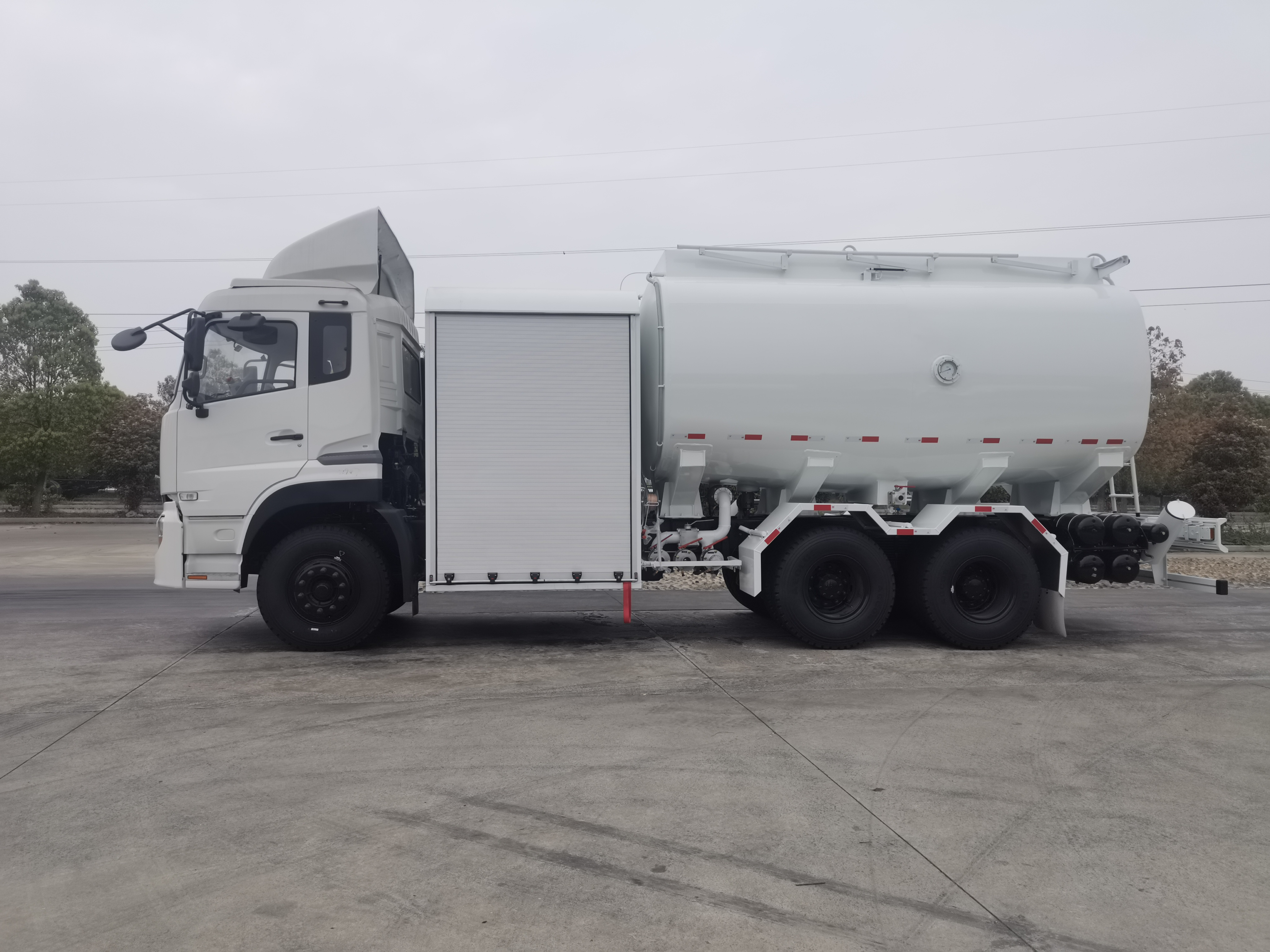 chinese factory Dongfeng 6X4 aircraft refueling truck for sale