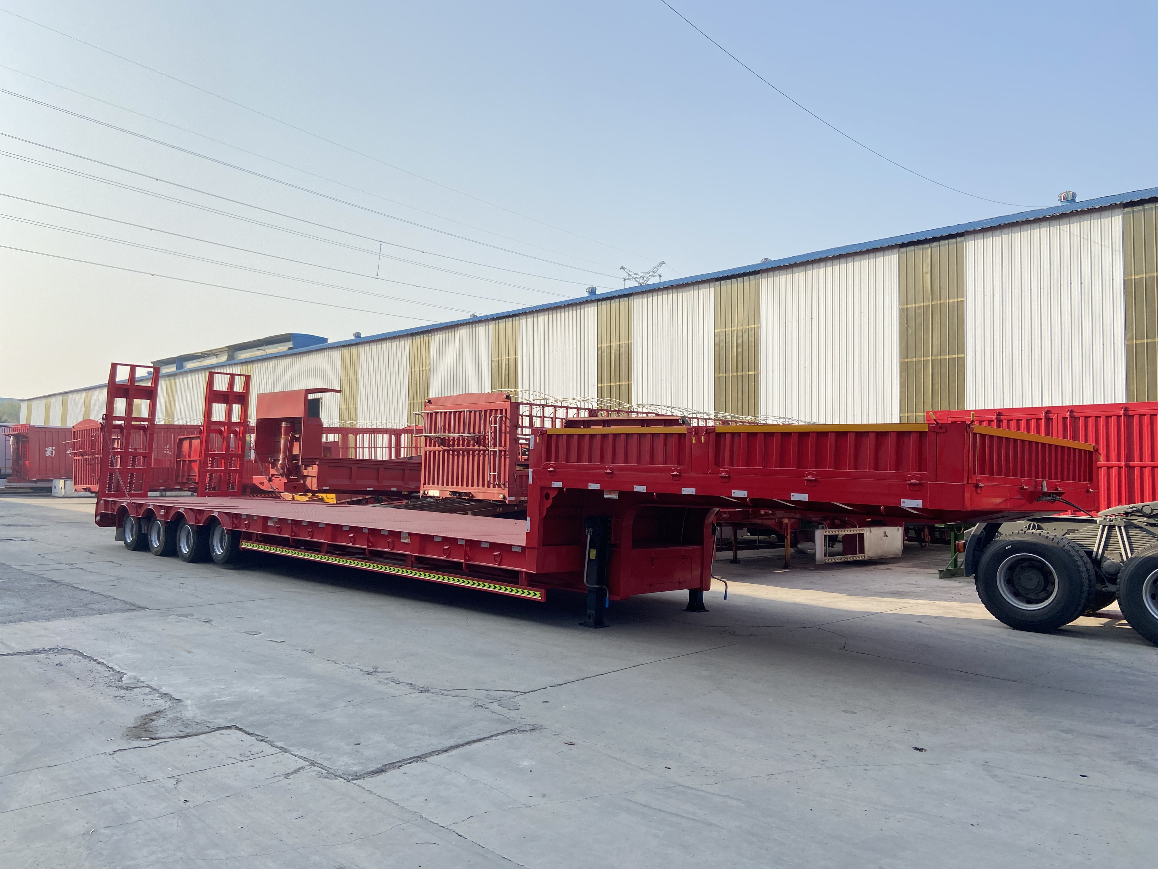 Factory price 80 tons lowbed semi trailer 4 axle truck low flatbed trailer with Mechanical ladder