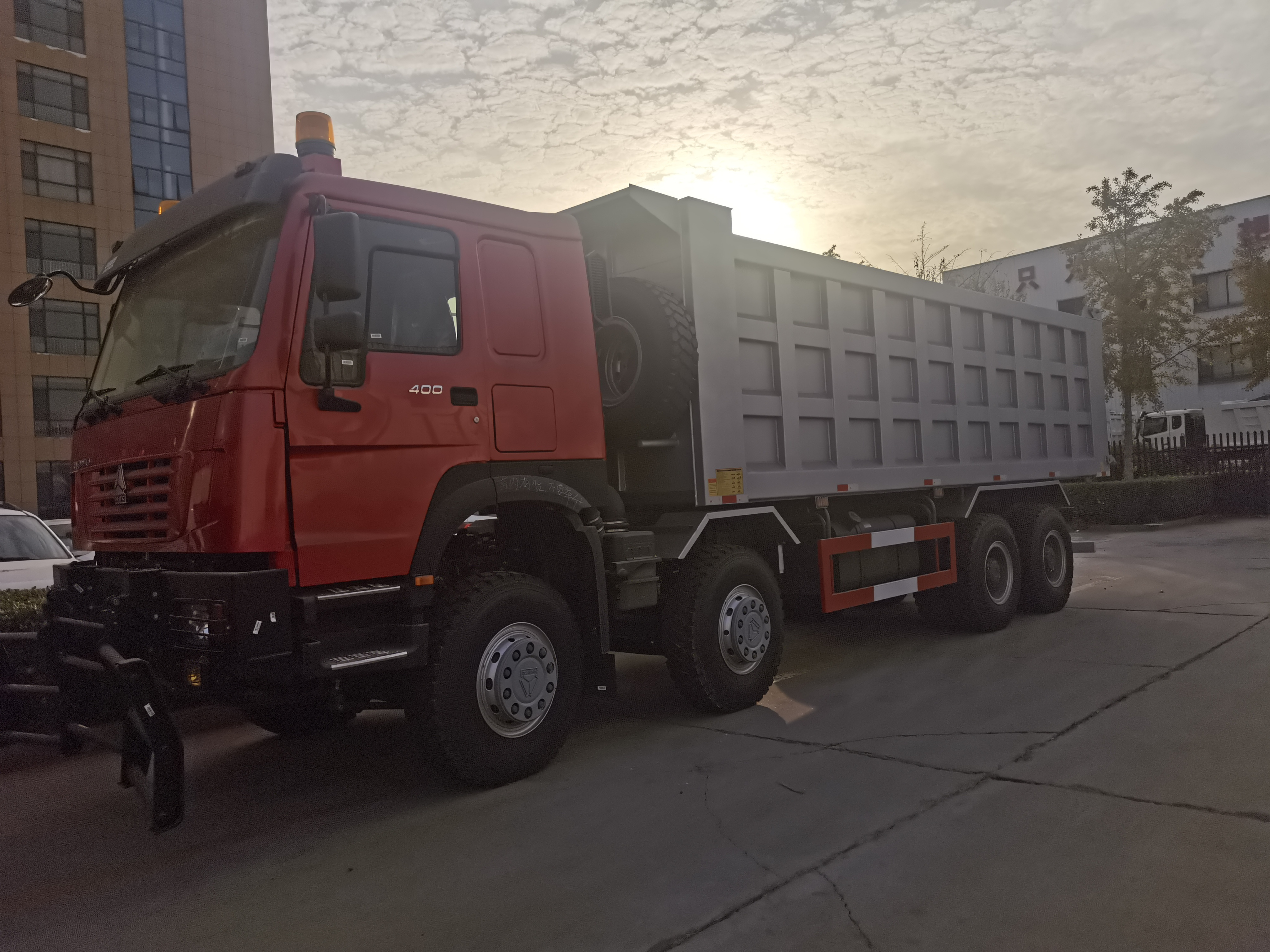 8X4 large volume bumper 400 horsepower dump truck high quality good price 2024 new factory price