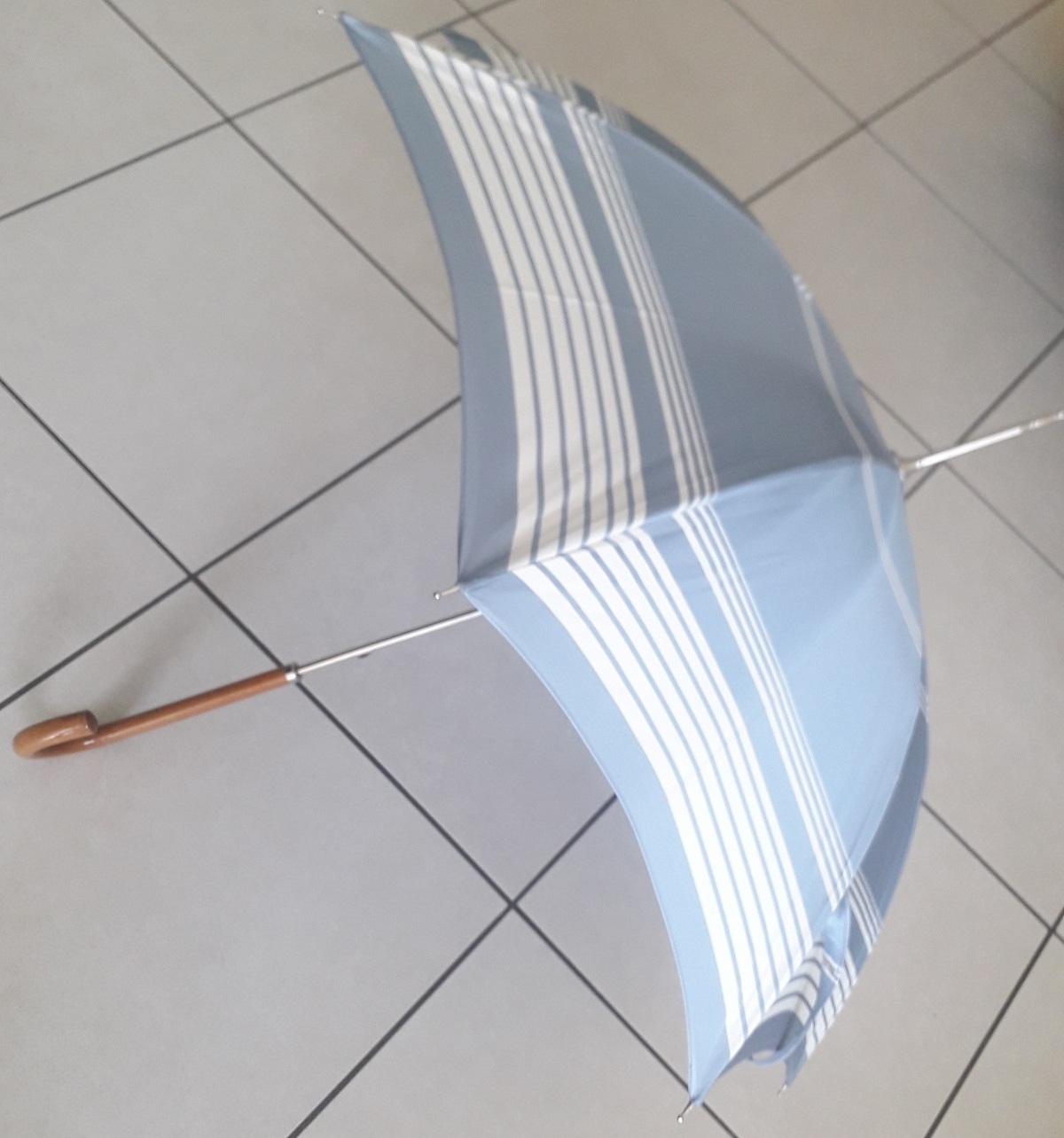 High Resistence Elegant Long Manual Parasol Umbrella Woman or Man Metal Pole and Wooden Handle Possibility of Logo