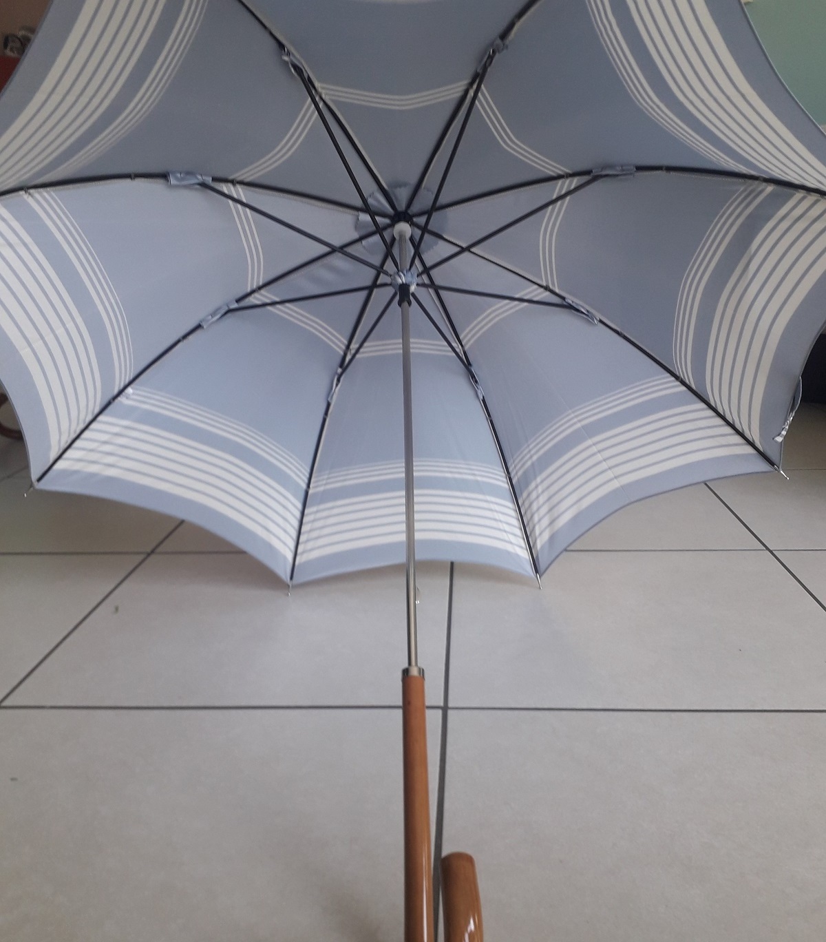 High Resistence Elegant Long Manual Parasol Umbrella Woman or Man Metal Pole and Wooden Handle Possibility of Logo