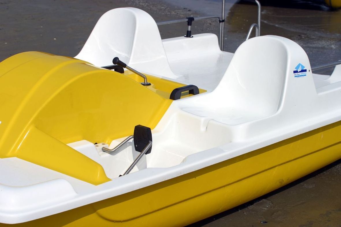 High italian Quality fiberglass 4 person pedal boat CAPRI 2 for kids and adult for lake and sea