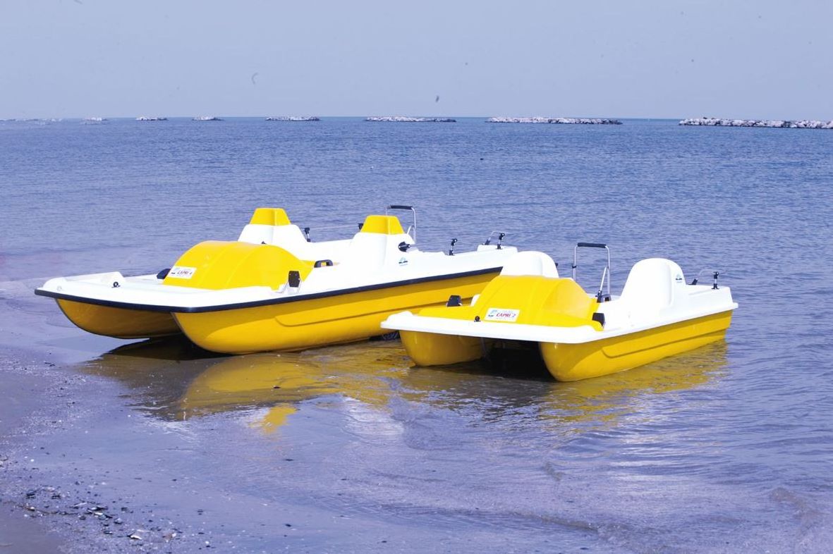 High italian Quality fiberglass 4 person pedal boat CAPRI 2 for kids and adult for lake and sea