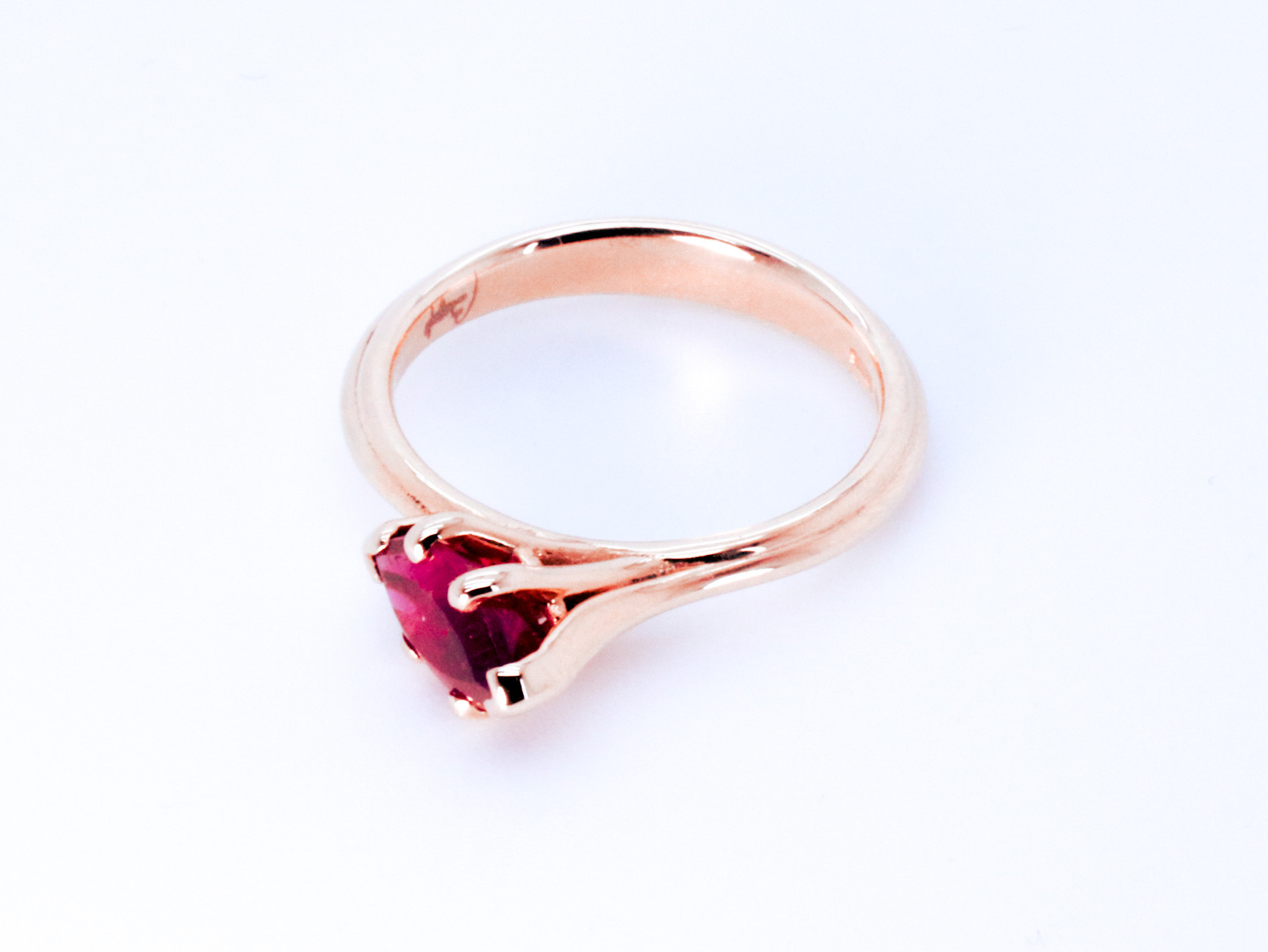 Made in Italy Fine Jewelry 1,26 carats Rubellite Red Tourmaline Marquise Cut 18kt Gold Stackable Asymmetrical Fantasy Ring