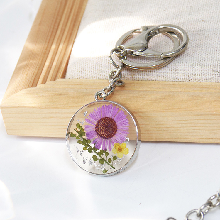 Personalized Custom Alloy Round Resin Chrysanthemum Keychain Resin Dried Flower Keychain