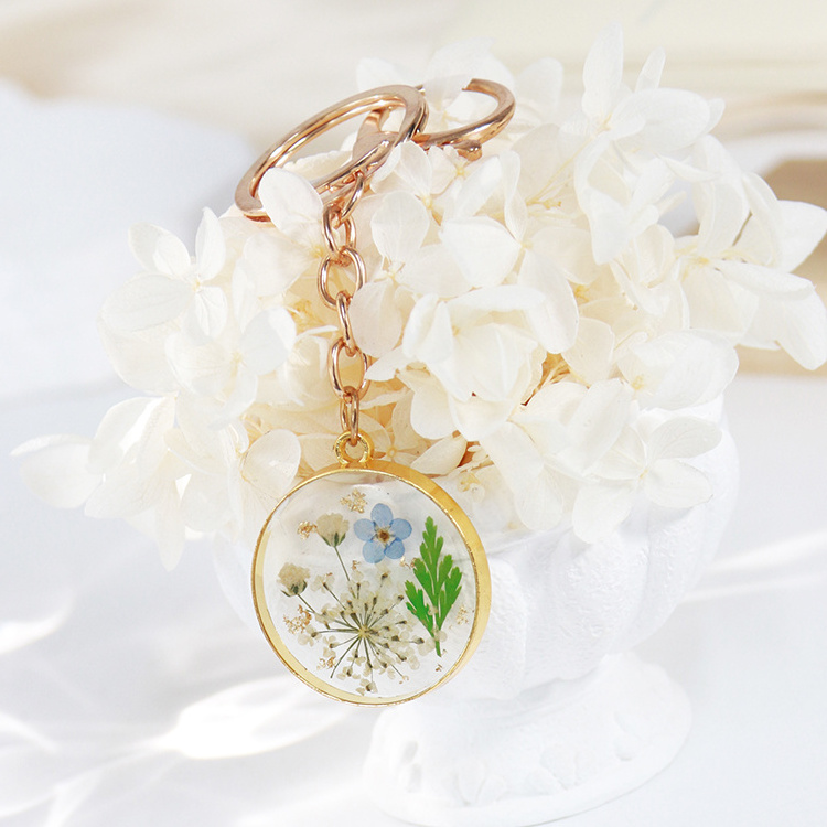 Personalized Custom Alloy Round Resin Chrysanthemum Keychain Resin Dried Flower Keychain