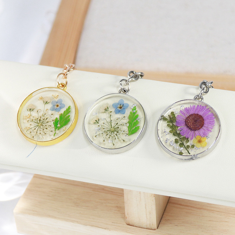 Personalized Custom Alloy Round Resin Chrysanthemum Keychain Resin Dried Flower Keychain