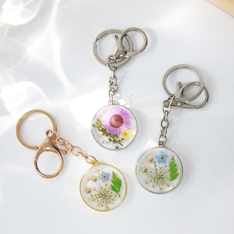 Personalized Custom Alloy Round Resin Chrysanthemum Keychain Resin Dried Flower Keychain