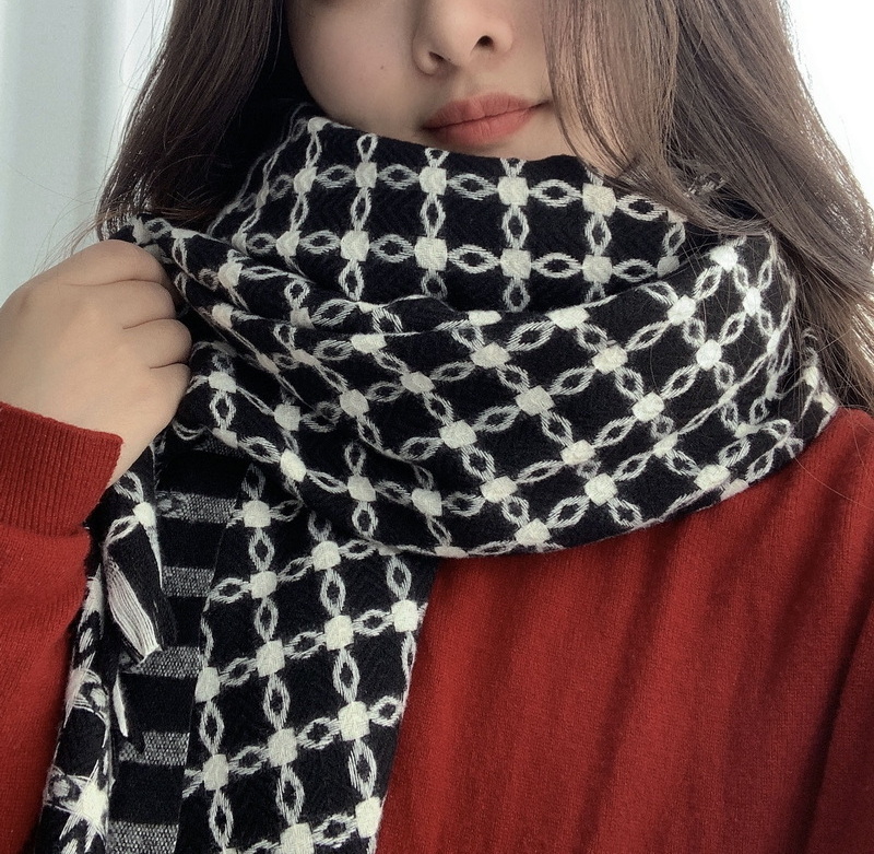 Custom long Polyester Pink white plaid cashmere feel scarf Winter outdoors Warm scarf Stylish and simple scarf for women