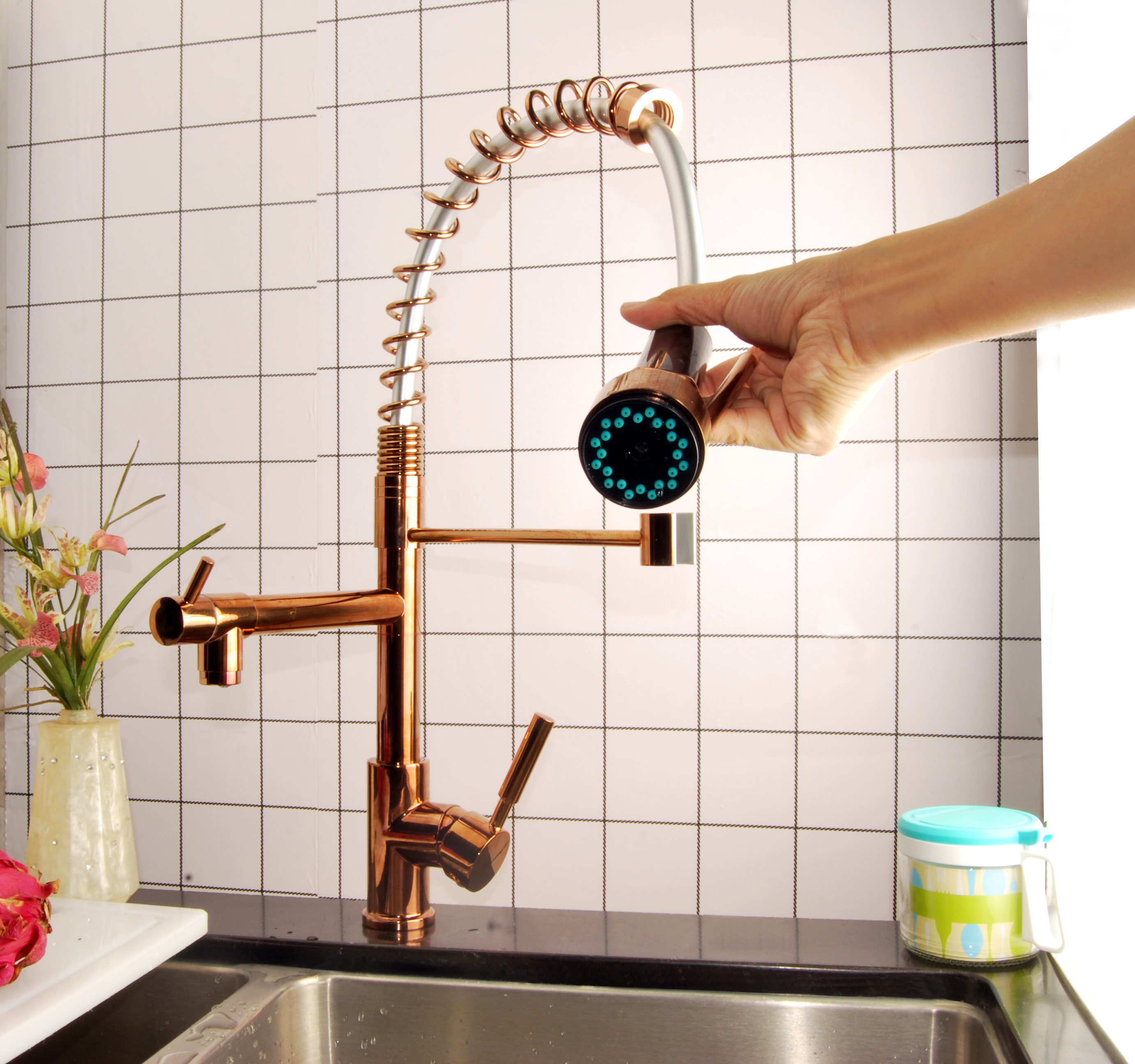 2022 New Rose Gold Taps Sprayer Pull Out Flexible Kitchen Mixer  High Arc Single Handle Spring Kitchen Sink Faucet