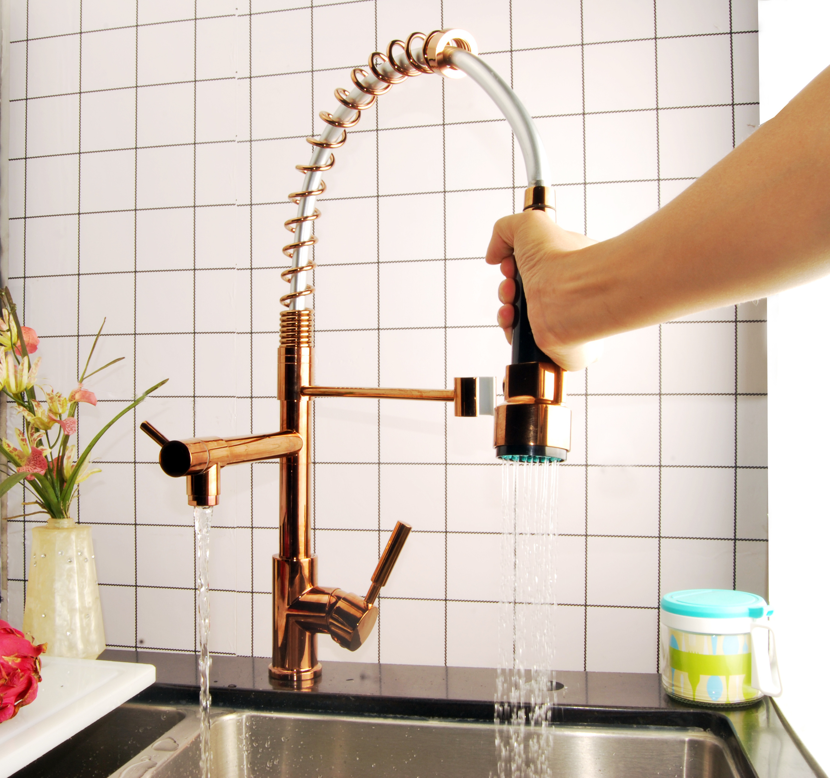 2022 New Rose Gold Taps Sprayer Pull Out Flexible Kitchen Mixer  High Arc Single Handle Spring Kitchen Sink Faucet