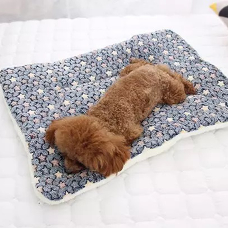 Custom portable dog beds cat sleeping self heating plush pet heating mats warmer heated pet cat mats bed for dog