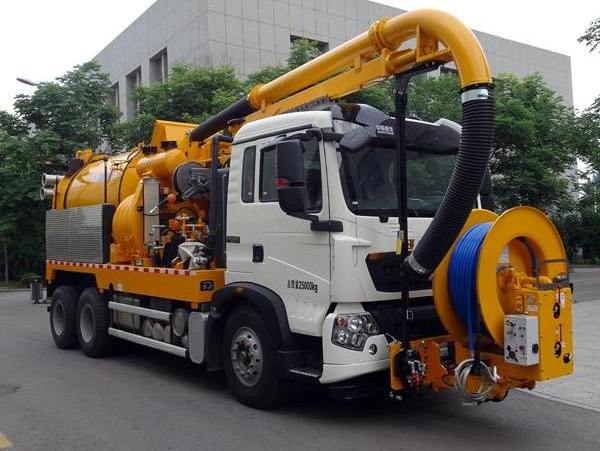 Dongfeng brand sewer suction trucks with high pressure sewer cleaning truck