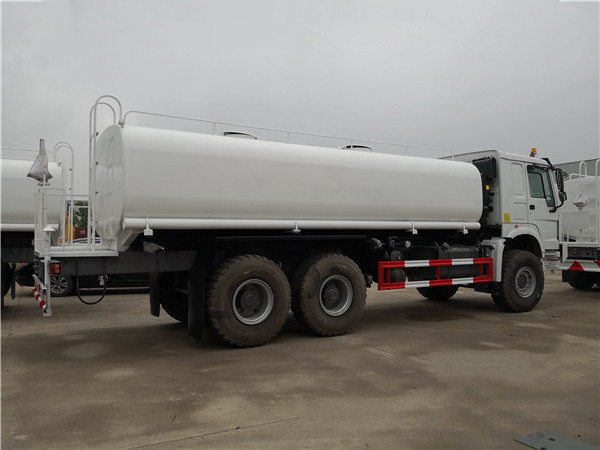 SINOTRUK HOWO 6x6 24000L water tank truck