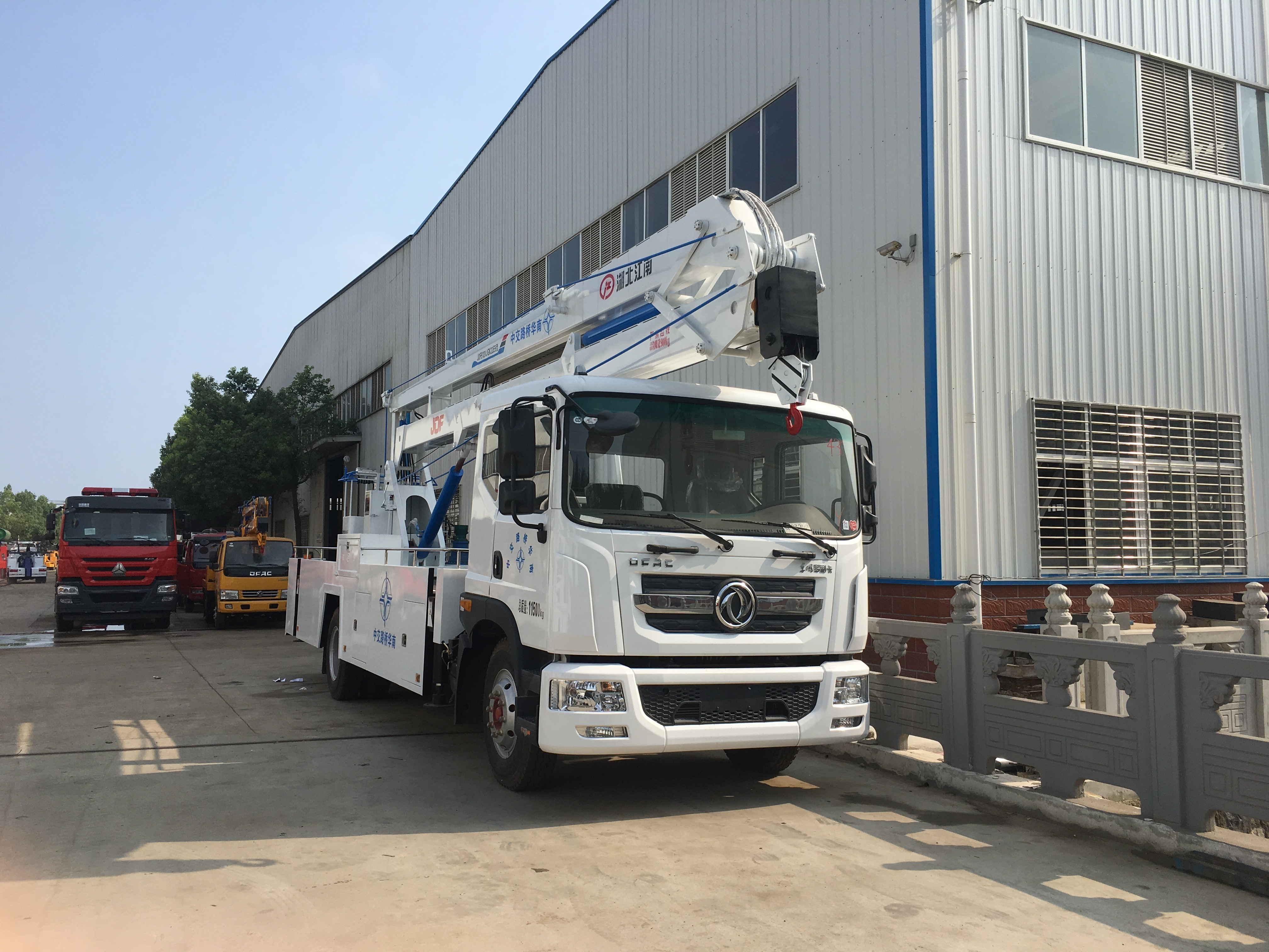 Chinese and European brands bucket truck for sale