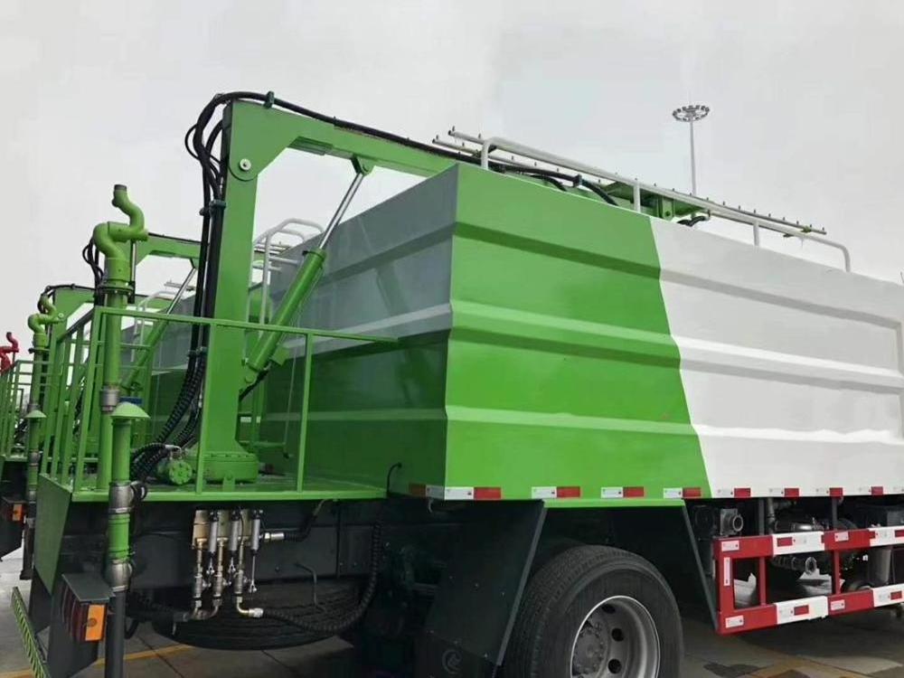 Solar photovoltaic panel Cleaning truck