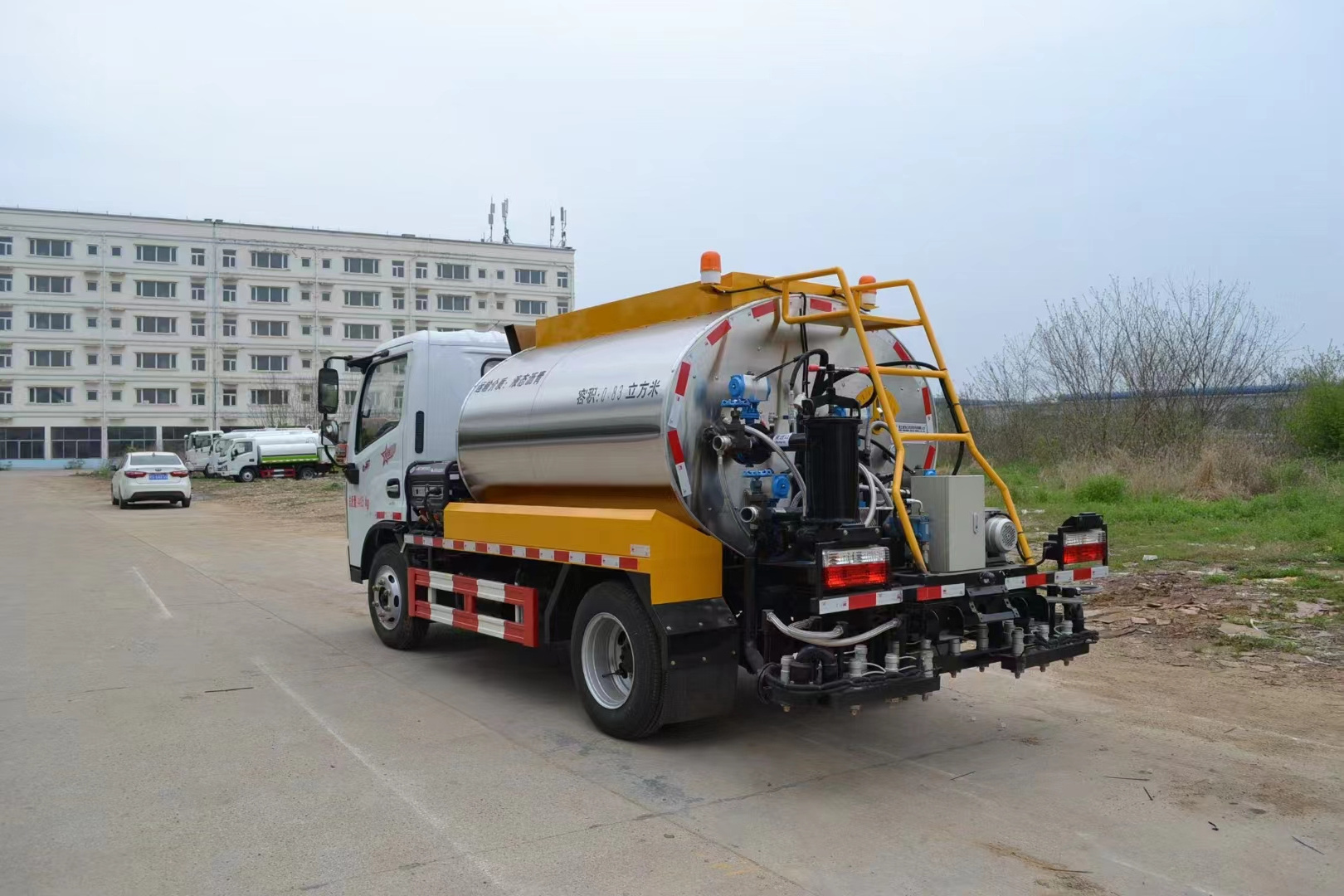 Bitumen Sprayer 3500liters cold hot spray asphalt spreader spraying truck