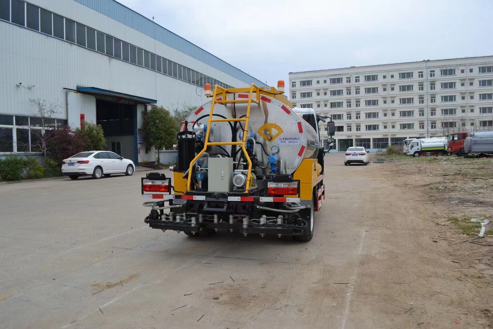 Bitumen Sprayer 3500liters cold hot spray asphalt spreader spraying truck