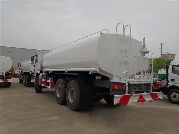 SINOTRUK HOWO 6x6 24000L water tank truck