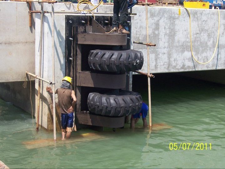 Customized Roller Rubber Fender Mooring Roller  Rubber Fender for sale used in shipyard and water lock and corner of dock